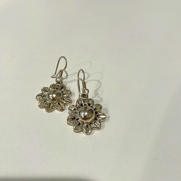 Sterling silver flower hanging earrings - Picture 2 of 2